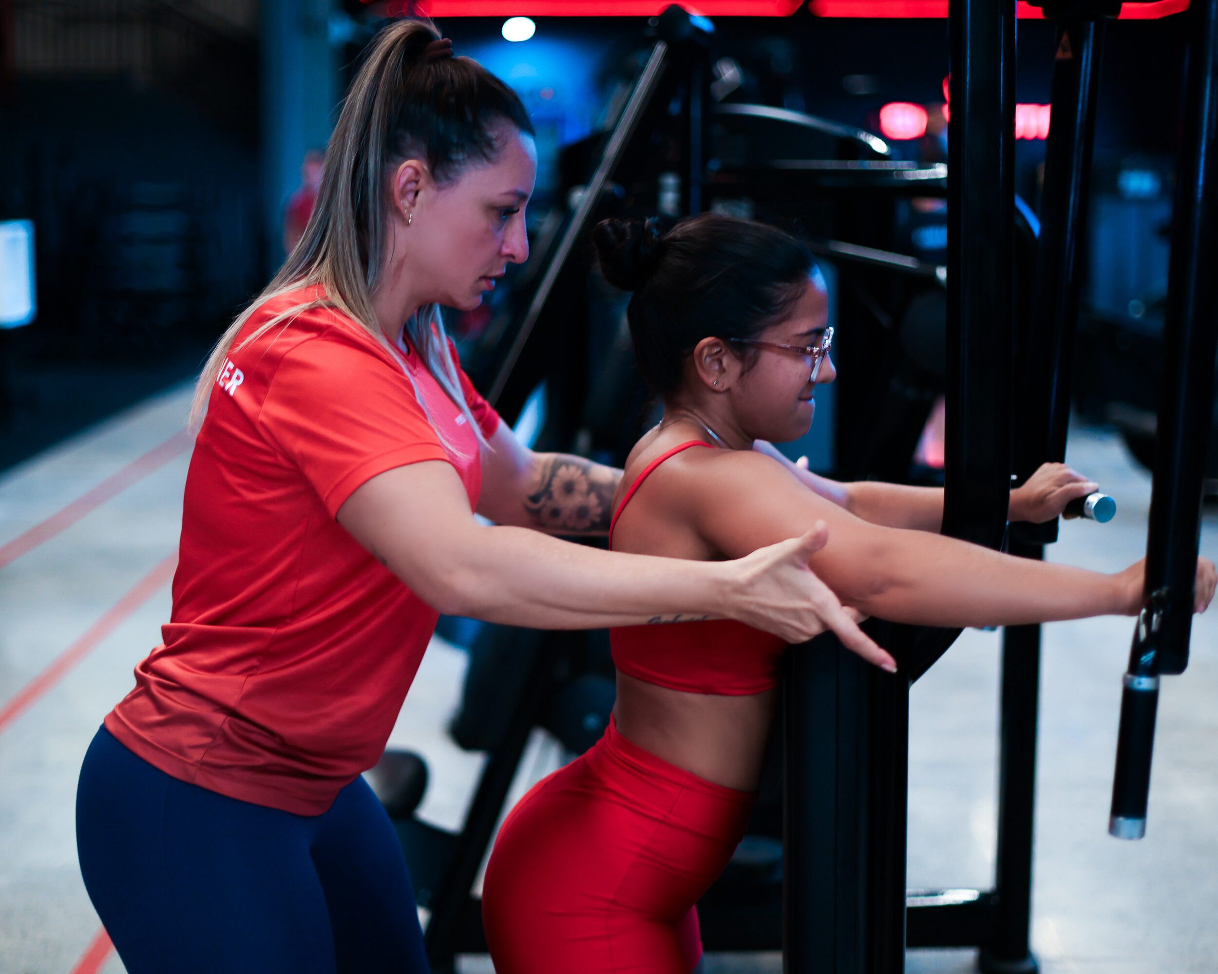 Personal trainer acompanhando treino com técnica
